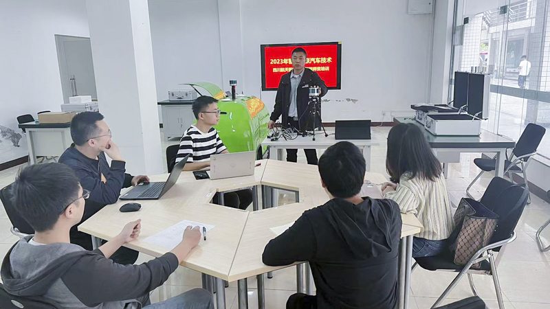 PLC编程入门与电工技能升级：关键要素解析