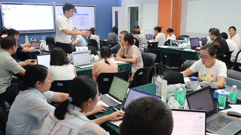 中层管理培训VS拓展训练：如何选择更实用的提升路径**